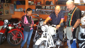 Conrado mit seiner Motorrad-Sammlung croped